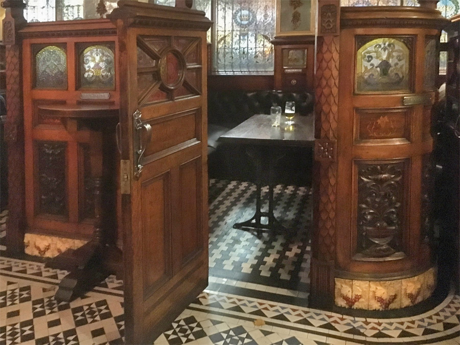 Crown Liquor Saloon 