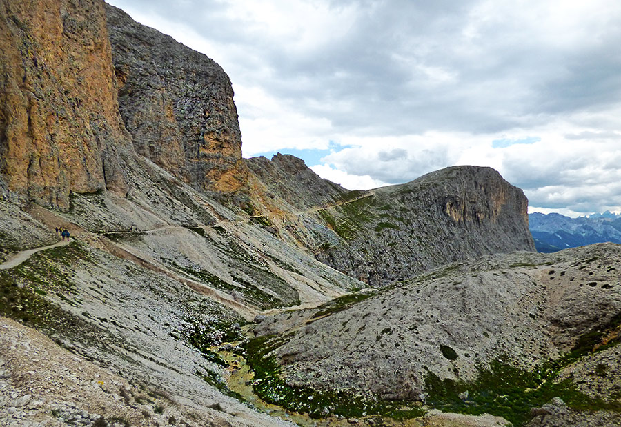 Sentiero dolomiti passo dona